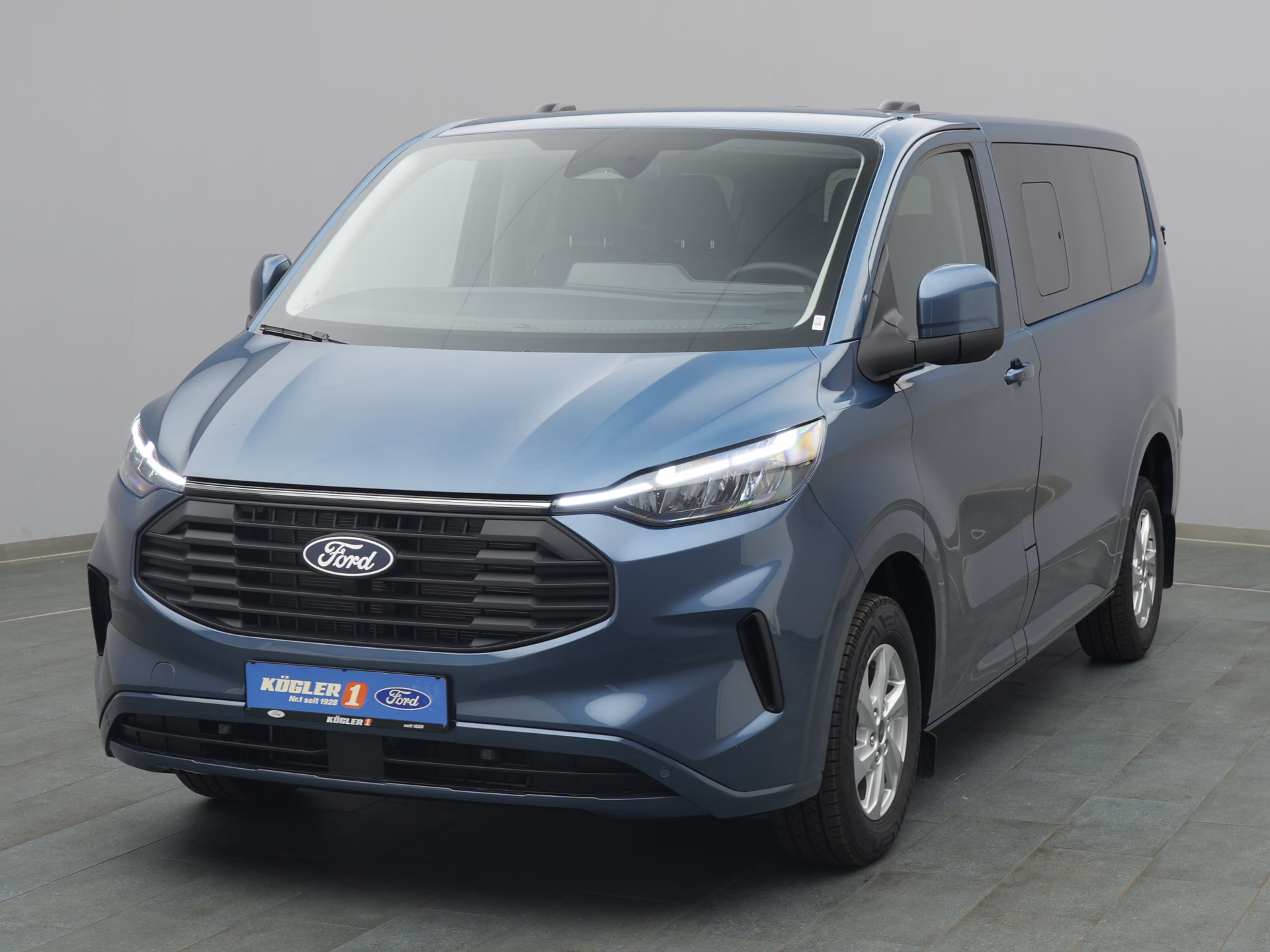 Ford Transit Custom Kombi in blau