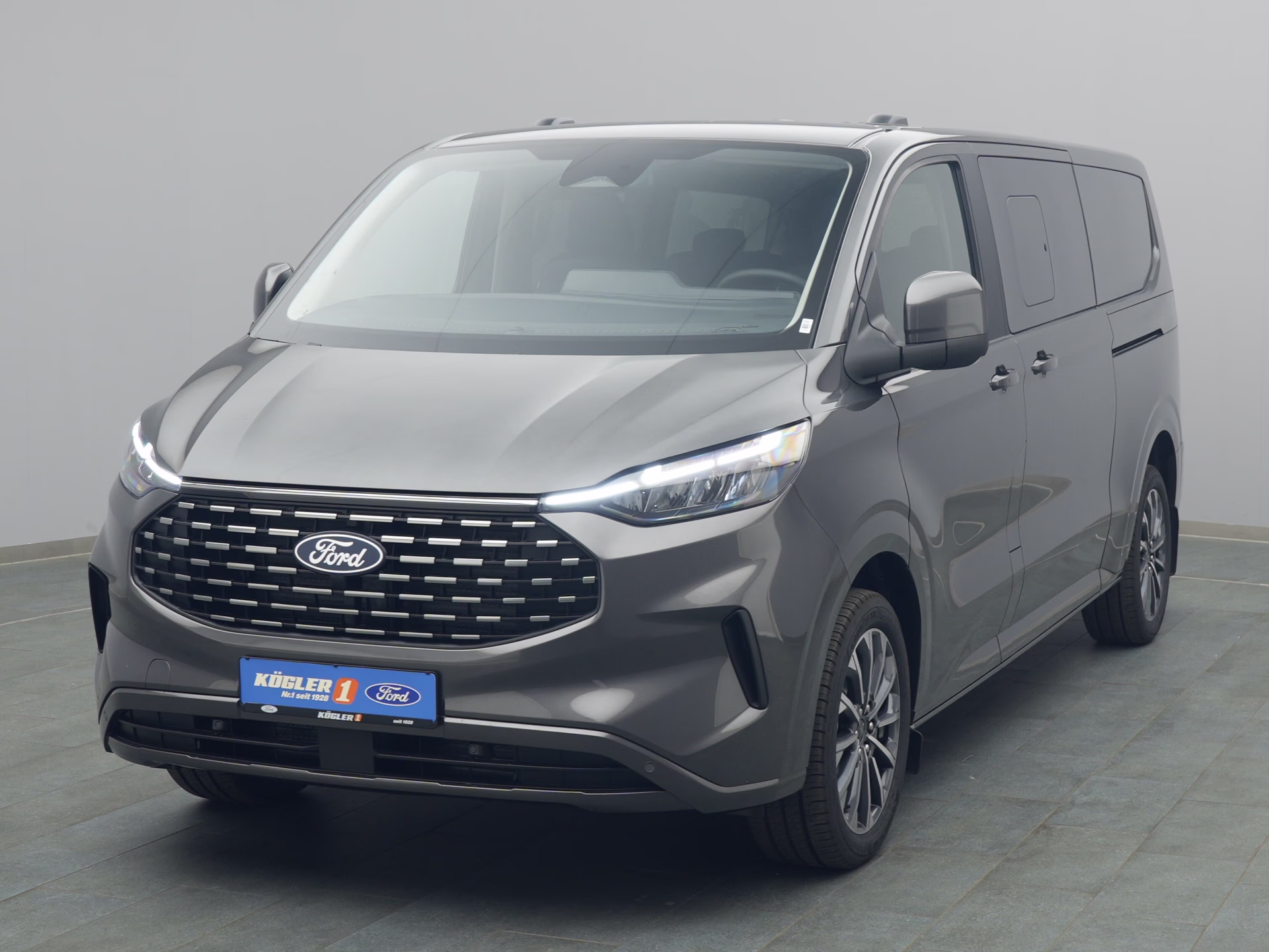 Ford Tourneo Custom Titanium in grau